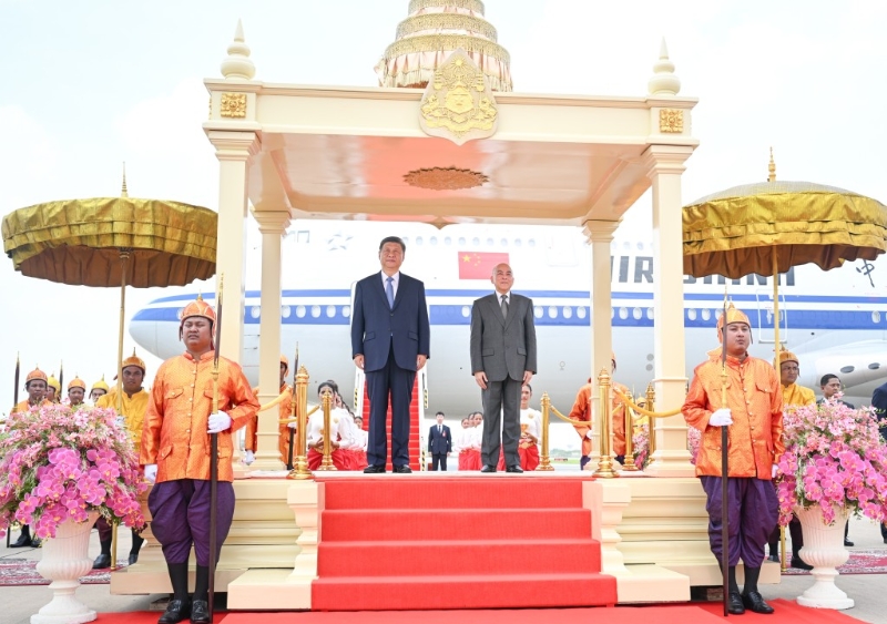 柬埔寨国王西哈莫尼亲到机场迎接习近平。 新华社.jpg 柬埔寨国王西哈莫尼亲到机场迎接习近平。 新华社.jpg