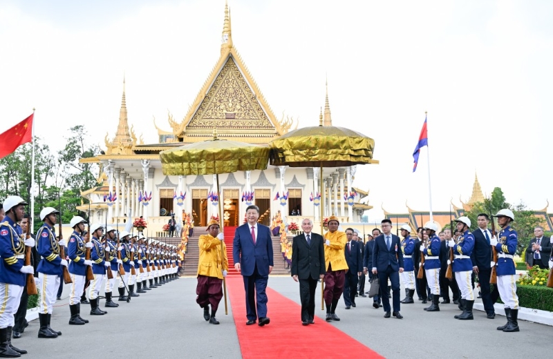柬埔寨国王西哈莫尼亲到机场迎接习近平。 新华社 柬埔寨国王西哈莫尼亲到机场迎接习近平。 新华社