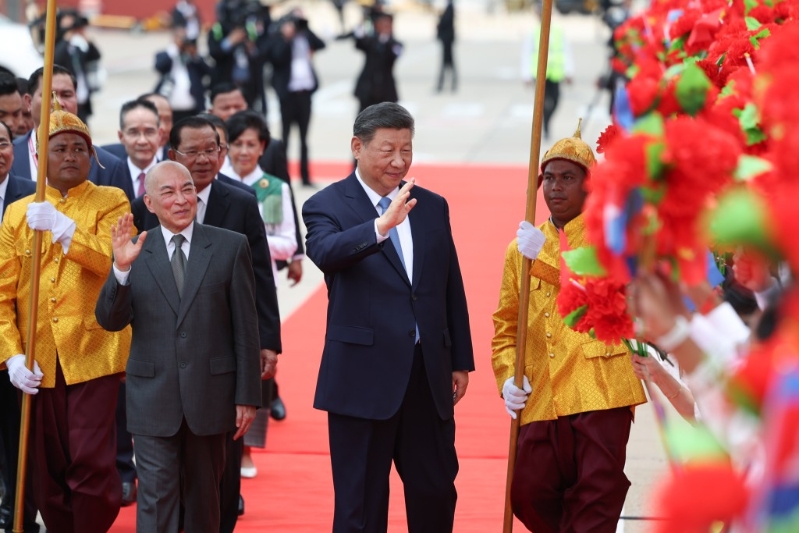 柬埔寨国王西哈莫尼亲到机场迎接习近平。新华社 柬埔寨国王西哈莫尼亲到机场迎接习近平。新华社