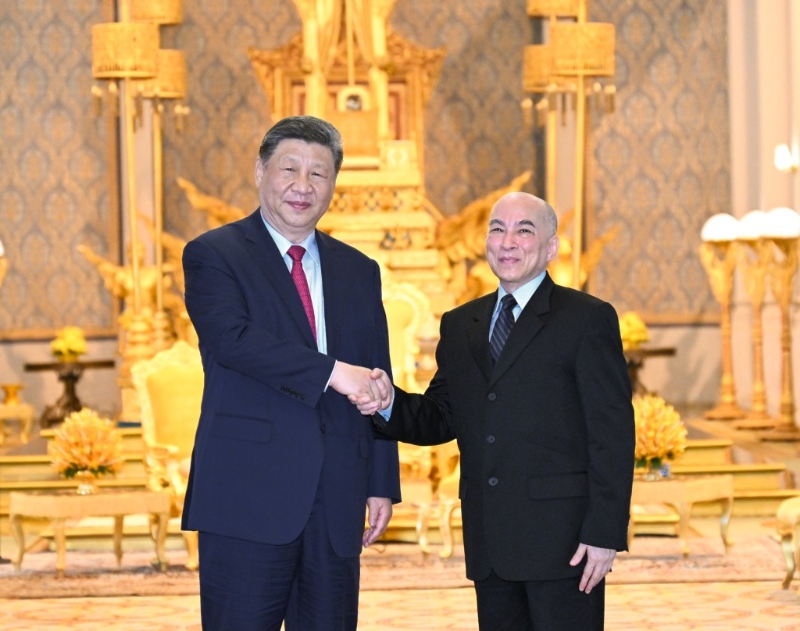 柬埔寨国王西哈莫尼同中国国家主席习近平在金边王宫举行会见。 新华社 柬埔寨国王西哈莫尼同中国国家主席习近平在金边王宫举行会见。 新华社