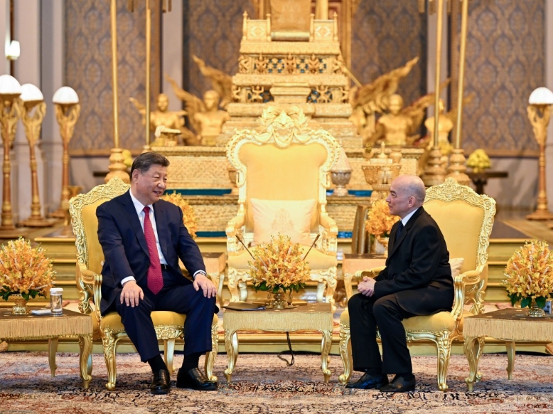 柬埔寨国王西哈莫尼同中国国家主席习近平在金边王宫举行会见。新华社 柬埔寨国王西哈莫尼同中国国家主席习近平在金边王宫举行会见。新华社