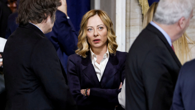 美国总统特朗普今年1月20日在华府就职大典,欧盟国家领导人仅意大利总理梅洛尼(中)受邀,两人交情可见一斑 美国总统特朗普今年1月20日在华府就职大典,欧盟国家领导人仅意大利总理梅洛尼(中)受邀,两人交情可见一斑