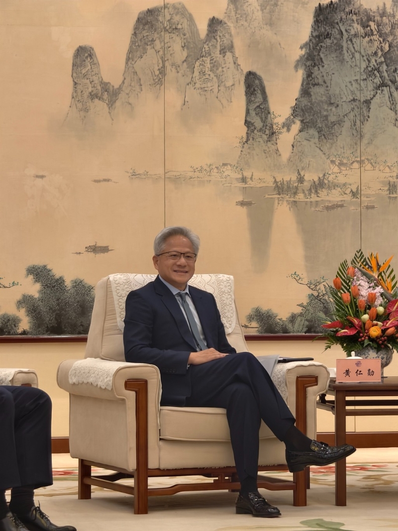 黄仁勋没穿着招牌黑色皮衣,而是穿西装打领带,非常少见。 黄仁勋没穿着招牌黑色皮衣,而是穿西装打领带,非常少见。