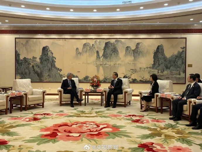 中国贸促会会长任鸿斌与黄仁勋举行会谈。 央视 中国贸促会会长任鸿斌与黄仁勋举行会谈。 央视