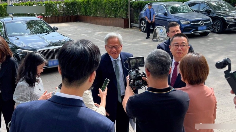 英伟达CEO黄仁勋时隔3个月再访京。玉渊谭天 英伟达CEO黄仁勋时隔3个月再访京。玉渊谭天