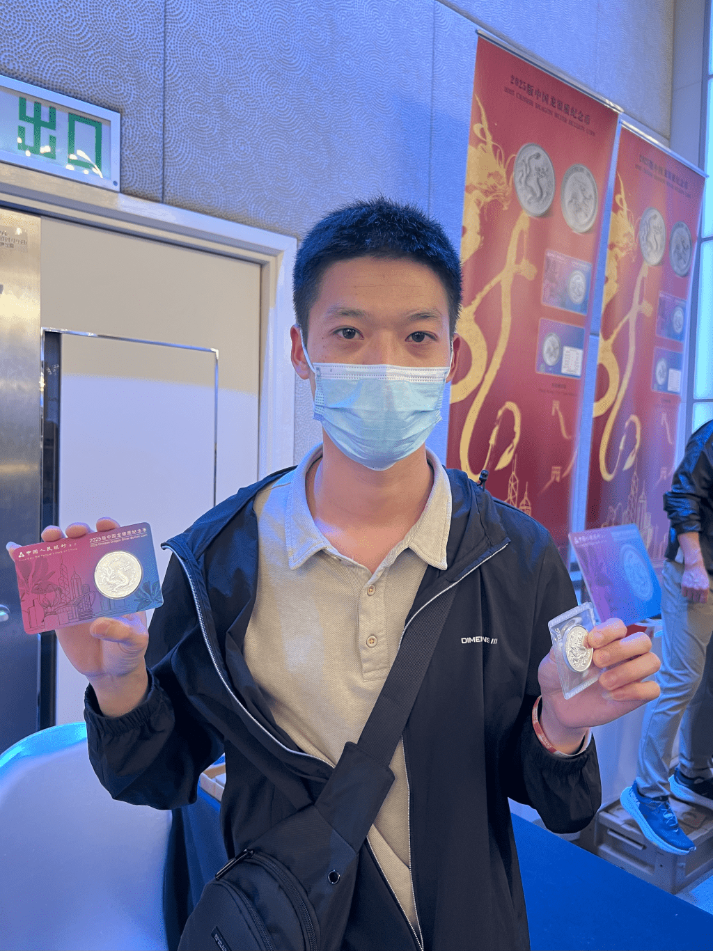 首日排头位的张先生展示“心头好” 首日排头位的张先生展示“心头好”