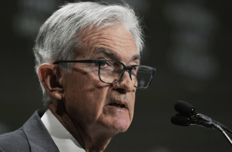 美国联储局主席鲍威尔周三(16日)出席芝加哥经济俱乐部时表示,特朗普政府公布的关税上调幅度远超预期,恐令经济放缓、失业率上升、通胀加剧。 美联社 美国联储局主席鲍威尔周三(16日)出席芝加哥经济俱乐部时表示,特朗普政府公布的关税上调幅度远超预期,恐令经济放缓、失业率上升、通胀加剧。 美联社