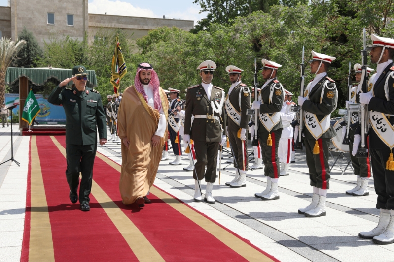 2025年4月17日,伊朗武装部队参谋总长巴格瑞,于伊朗德黑兰欢迎沙特阿拉伯国防部长哈利德王子。路透社.jpg 2025年4月17日,伊朗武装部队参谋总长巴格瑞,于伊朗德黑兰欢迎沙特阿拉伯国防部长哈利德王子。路透社.jpg