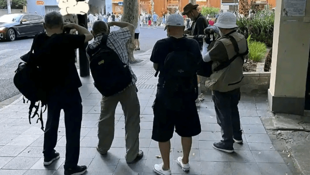 上海“老龙友”街头偷拍陌生女子成风。 上海“老龙友”街头偷拍陌生女子成风。