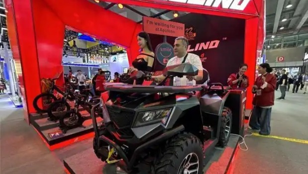 4月17日,一名境外采购商在第137届广交会上体验试驾越野摩托车。 4月17日,一名境外采购商在第137届广交会上体验试驾越野摩托车。