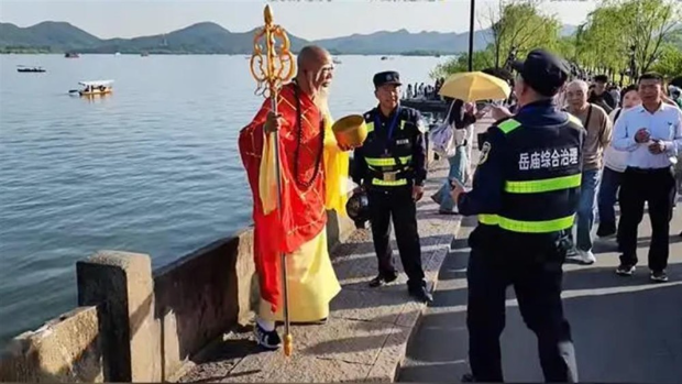 “法海”不满被赶走和保安理论。 “法海”不满被赶走和保安理论。