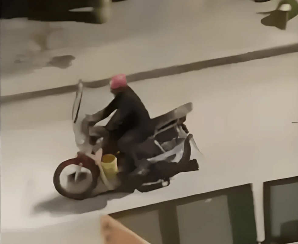 男疑凶被闭路电视拍下的身影。 男疑凶被闭路电视拍下的身影。