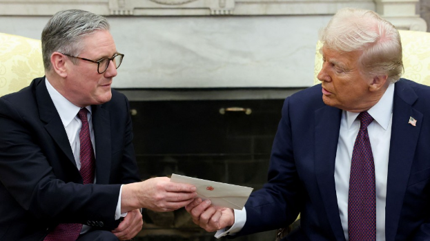 施纪贤今年2月访问白宫时,曾转交英国国王查尔斯三世的信函,邀请特朗普对英国国是访问。 路透社 施纪贤今年2月访问白宫时,曾转交英国国王查尔斯三世的信函,邀请特朗普对英国国是访问。 路透社