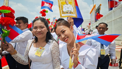 当地青年热情迎接习主席到访。 当地青年热情迎接习主席到访。