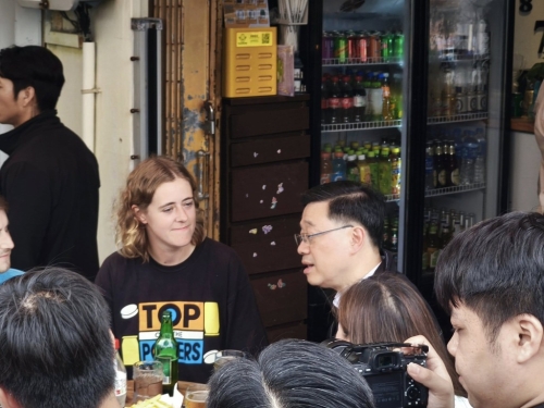 李家超和游客交流。生于大澳 长于大澳FB图片 李家超和游客交流。生于大澳 长于大澳FB图片