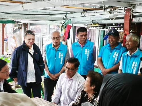 李家超与麦美娟探访棚屋居民 。生于大澳 长于大澳FB图片 李家超与麦美娟探访棚屋居民 。生于大澳 长于大澳FB图片