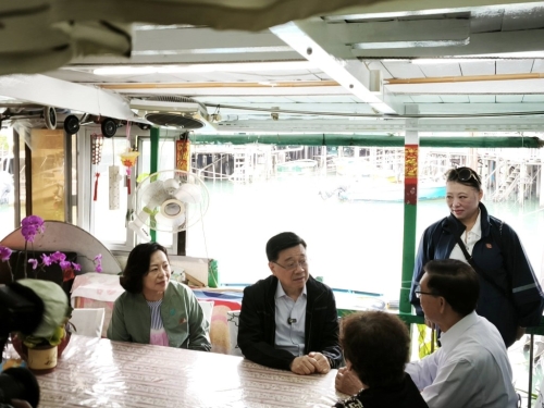 李家超与麦美娟探访棚屋居民。生于大澳 长于大澳FB图片 李家超与麦美娟探访棚屋居民。生于大澳 长于大澳FB图片