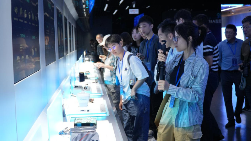 媒体团参观深圳云天励飞技术股份有限公司 媒体团参观深圳云天励飞技术股份有限公司