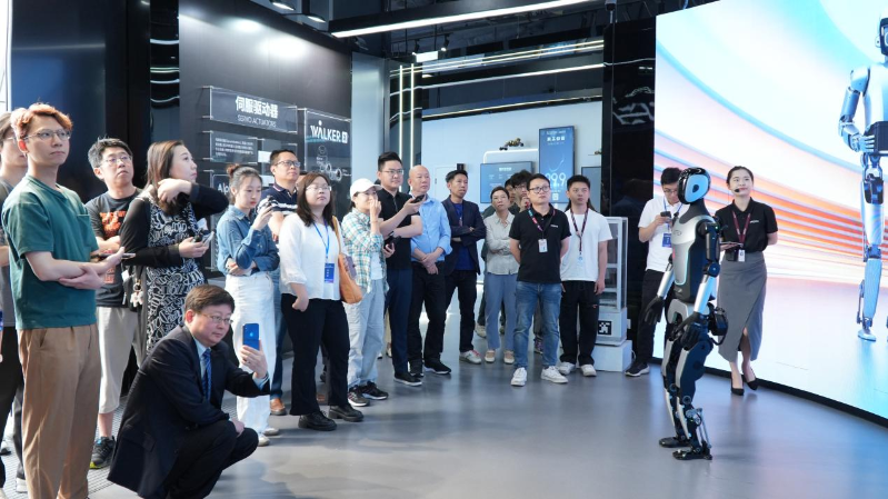 “同心筑梦·共谋发展”粤港澳媒体湾区行第三场联合采访媒体团来到了优必选科技股份有限公司 “同心筑梦·共谋发展”粤港澳媒体湾区行第三场联合采访媒体团来到了优必选科技股份有限公司