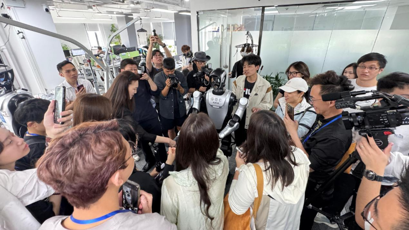 “同心筑梦·共谋发展”粤港澳媒体湾区行第三场联合采访媒体团来到了乐聚(深圳)机器人技术有限公司,近距离接触人形机器人 “同心筑梦·共谋发展”粤港澳媒体湾区行第三场联合采访媒体团来到了乐聚(深圳)机器人技术有限公司,近距离接触人形机器人