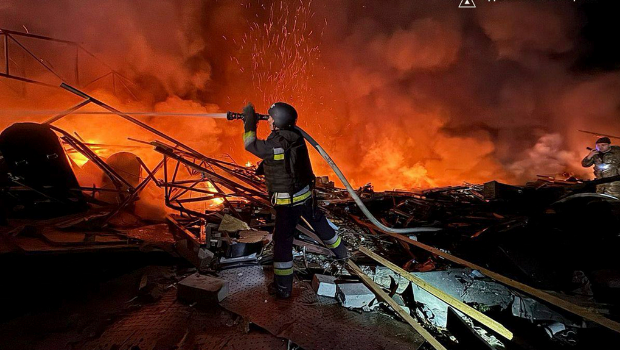 俄罗斯16日出动无人机,大规模攻击乌克兰第聂伯罗彼得罗夫斯克州(Dnipropetrovsk)的卡姆扬斯凯(Kamianske)。 俄罗斯16日出动无人机,大规模攻击乌克兰第聂伯罗彼得罗夫斯克州(Dnipropetrovsk)的卡姆扬斯凯(Kamianske)。