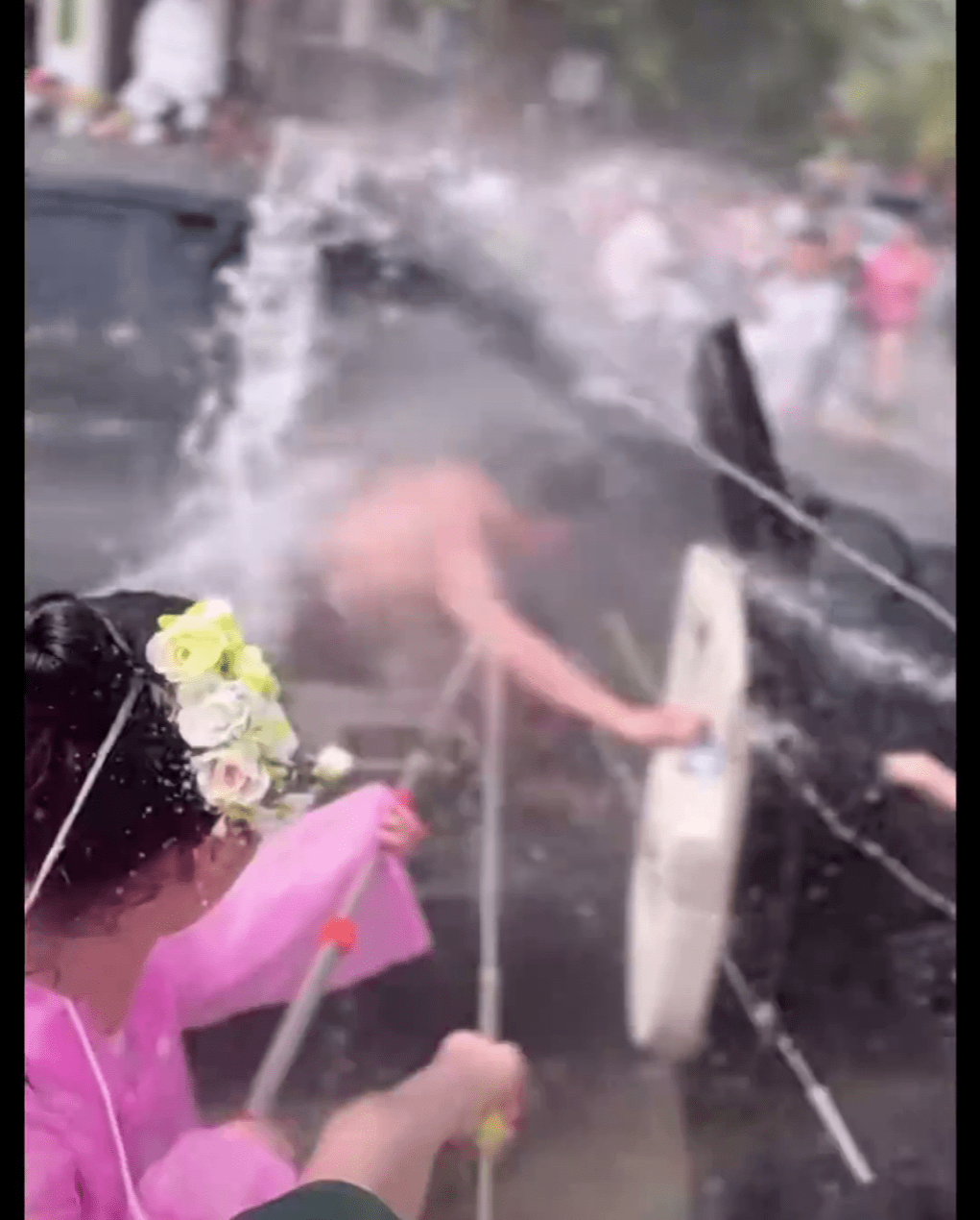 车门打开后,车内男子被疯狂射水。 车门打开后,车内男子被疯狂射水。