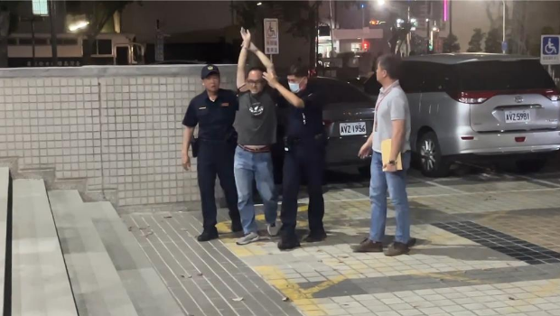 徐尚贤被上铐带回地检署时,不断举手高喊“绿色恐怖,死不要脸,政治干预司法 司法干预罢免”。 徐尚贤被上铐带回地检署时,不断举手高喊“绿色恐怖,死不要脸,政治干预司法 司法干预罢免”。