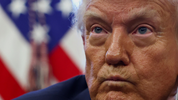 美国总统特朗普17日在白宫椭圆形办公室签署行政命令时的神情。 美国总统特朗普17日在白宫椭圆形办公室签署行政命令时的神情。