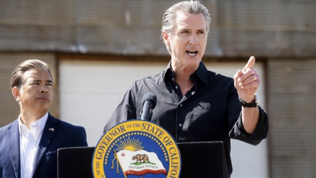 2025年4月16日,加州州长纽森在一场新闻发布会上。 2025年4月16日,加州州长纽森在一场新闻发布会上。