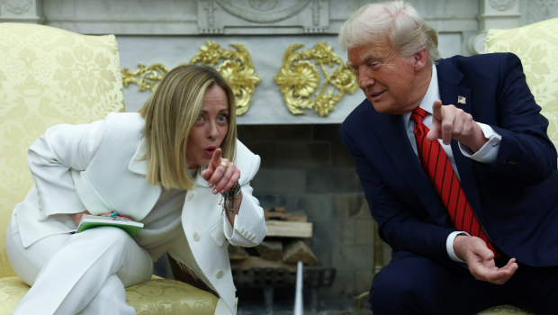 梅洛尼(左)17日到访白宫会晤特朗普 梅洛尼(左)17日到访白宫会晤特朗普