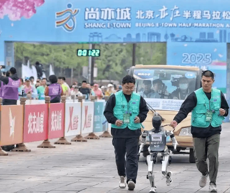 全球首个人形机械人半马北京亦庄开跑。中新社 全球首个人形机械人半马北京亦庄开跑。中新社