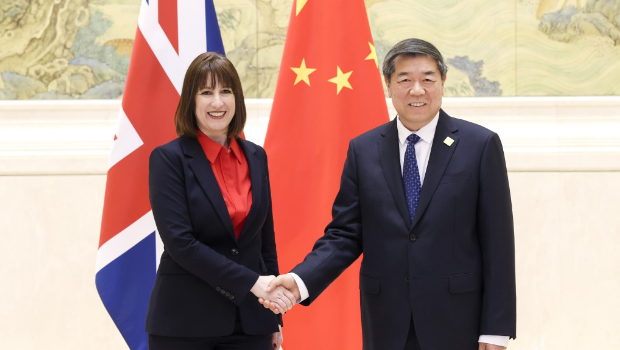 里夫斯一月曾访问中国,与副总理何立峰会面 里夫斯一月曾访问中国,与副总理何立峰会面