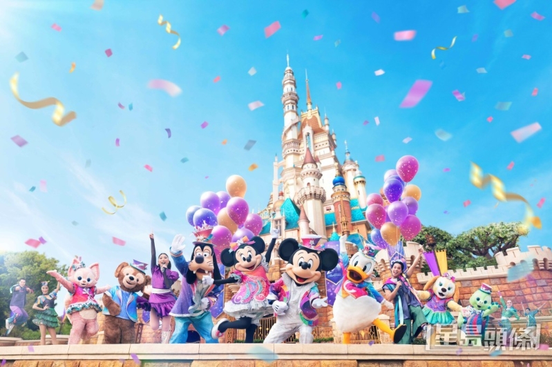 震撼的舞台设计包括大型 LED 屏幕、巨型气球和色彩缤纷的旗帜 震撼的舞台设计包括大型 LED 屏幕、巨型气球和色彩缤纷的旗帜