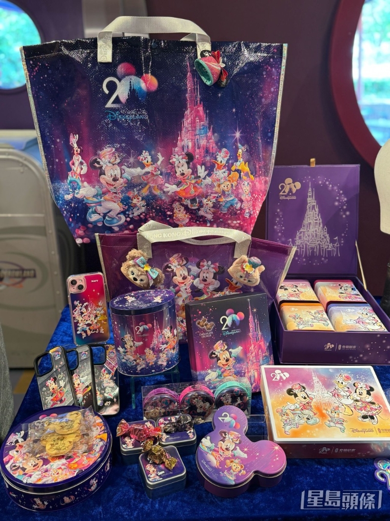 乐园推出超过300款独家20周年主题商品。 乐园推出超过300款独家20周年主题商品。