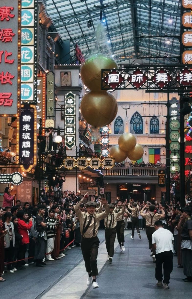 广东千古情 园内每日有多场巡游表演,十分热闹。 广东千古情 园内每日有多场巡游表演,十分热闹。