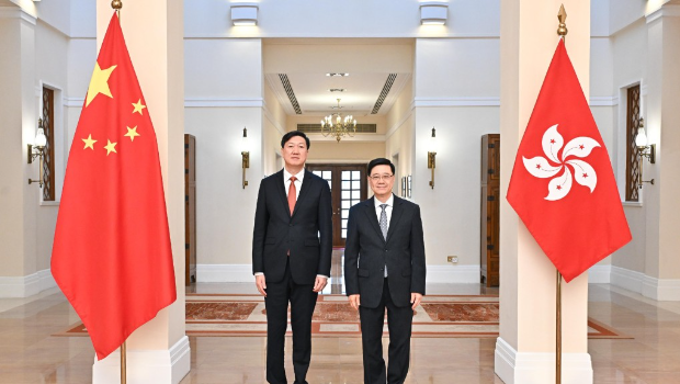 行政长官李家超(右)在礼宾府与国家体育总局局长高志丹(左)会面 行政长官李家超(右)在礼宾府与国家体育总局局长高志丹(左)会面