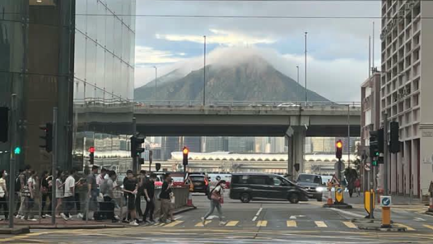 网民上载相片,只见飞鹅山顶云雾缭绕,网民笑言是“港版富士山”。 网民上载相片,只见飞鹅山顶云雾缭绕,网民笑言是“港版富士山”。
