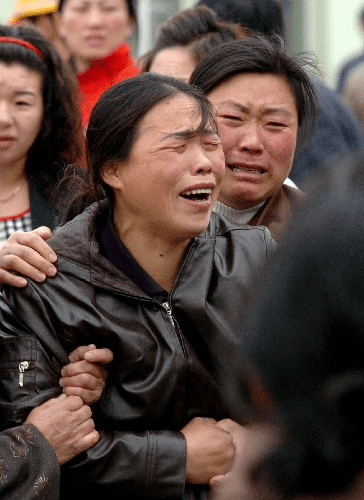 遼寧廠鋼水傾覆,造成32名工人當場死亡,家屬焦急等待消息。 新華社