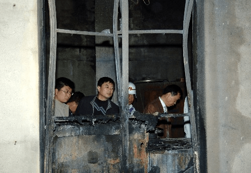 工作人員勘查事故現場。新華社