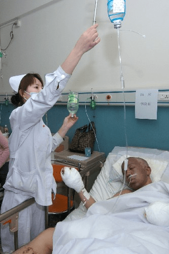 護士正在護理25歲的傷者李曉東。新華社