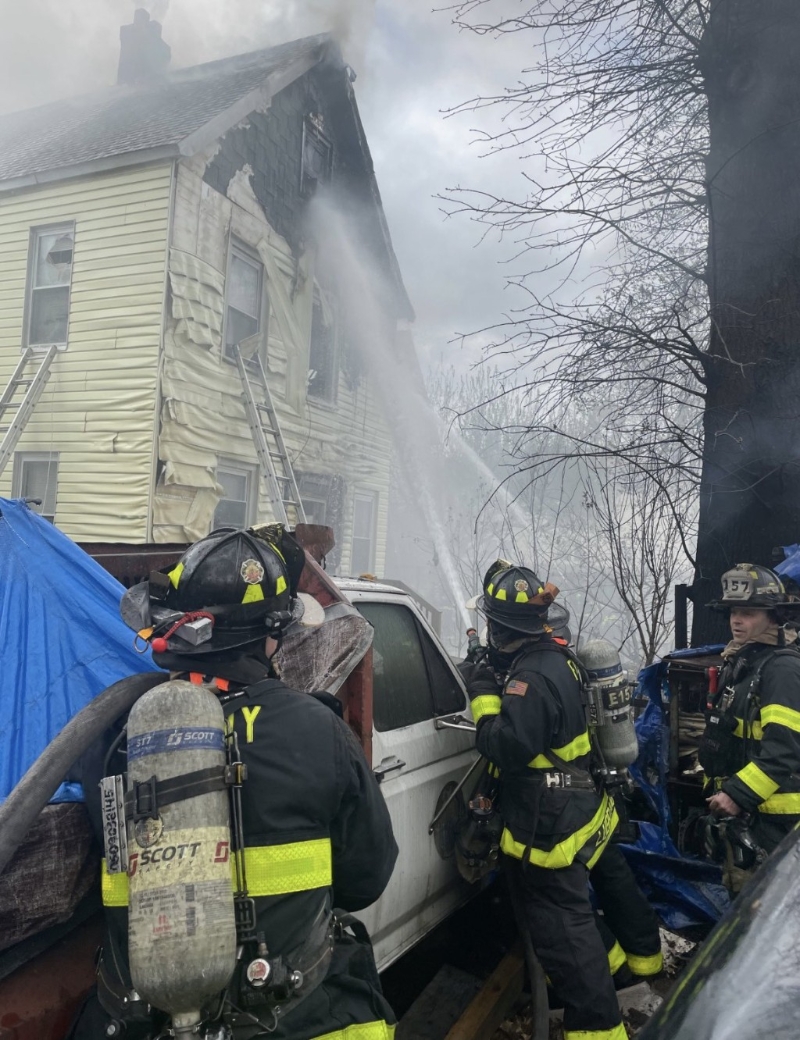 纽约男自家后院烧情趣玩具 纽约男自家后院烧情趣玩具