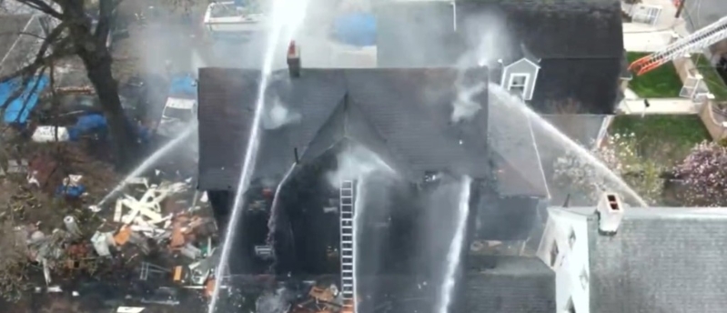 消防形容这场火灾属于沉重且深层次的火势。 FDNY 消防形容这场火灾属于沉重且深层次的火势。 FDNY