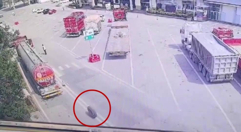 車輪滾入服務區(紅圈)。