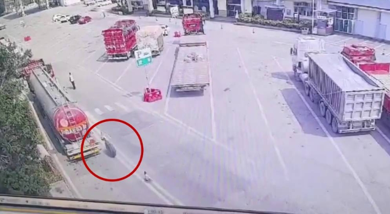 車輪沿危化品車滾動(紅圈)。