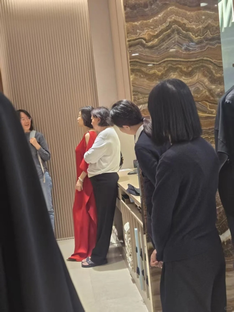 昨日(18日),有网民在小红书上晒出一张在中环巧遇林青霞的照片,当中她身穿红色露膊长款礼裙,整个人看起来仙气飘飘又散发女皇气场,甚有当年饰演「东方不败」的味道。 昨日(18日),有网民在小红书上晒出一张在中环巧遇林青霞的照片,当中她身穿红色露膊长款礼裙,整个人看起来仙气飘飘又散发女皇气场,甚有当年饰演「东方不败」的味道。