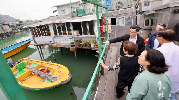 李家超在風雨季來臨前,提早視察和了解當區的防汛準備工作。(李家超fb圖片)