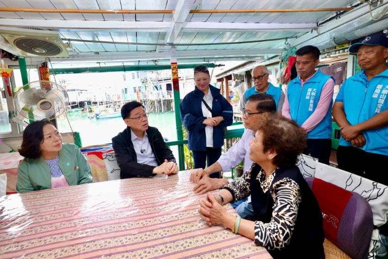 李家超與地區人士及居民談話。(李家超fb圖片)