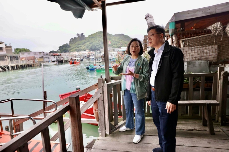 李家超向麥美娟了解地區防汛工作。(李家超fb圖片)