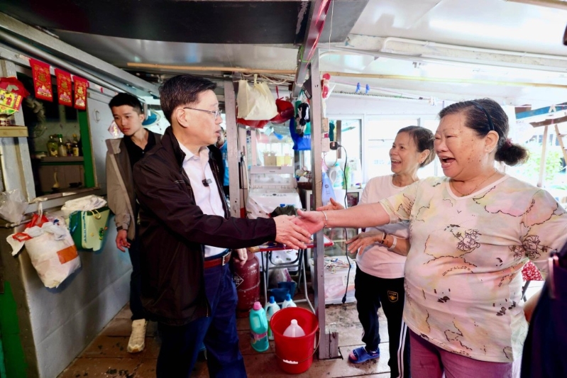 探訪棚屋長者。(李家超fb圖片)