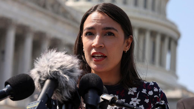 图为纽约州进步派联邦众议员欧加修-寇蒂兹(Alexandria Ocasio-Cortez)。(路透社) 图为纽约州进步派联邦众议员欧加修-寇蒂兹(Alexandria Ocasio-Cortez)。(路透社)